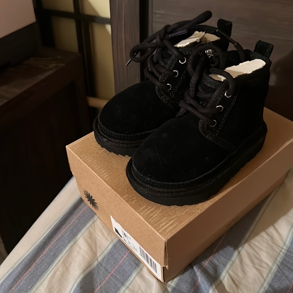 Ugg toddler boys size 6, only worn once, great condition, practically new.